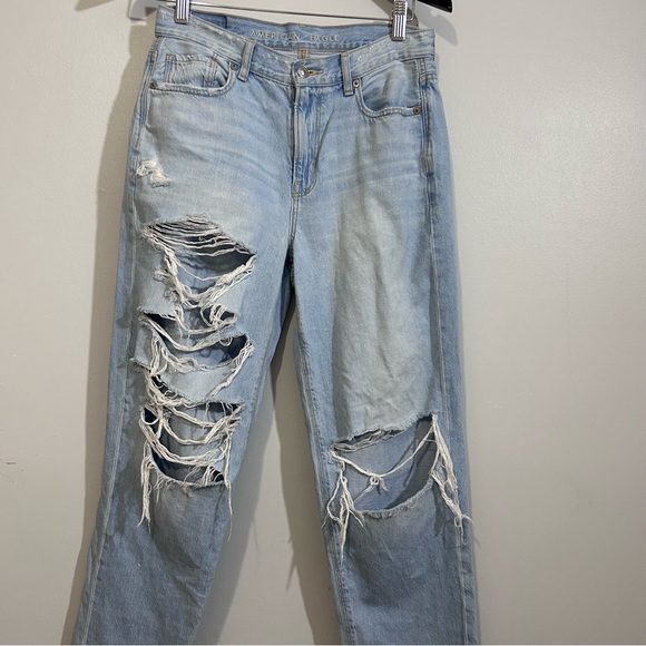 American Eagle Light Wash distressed straight Mom Jeans 4 - Picture 5 of 15